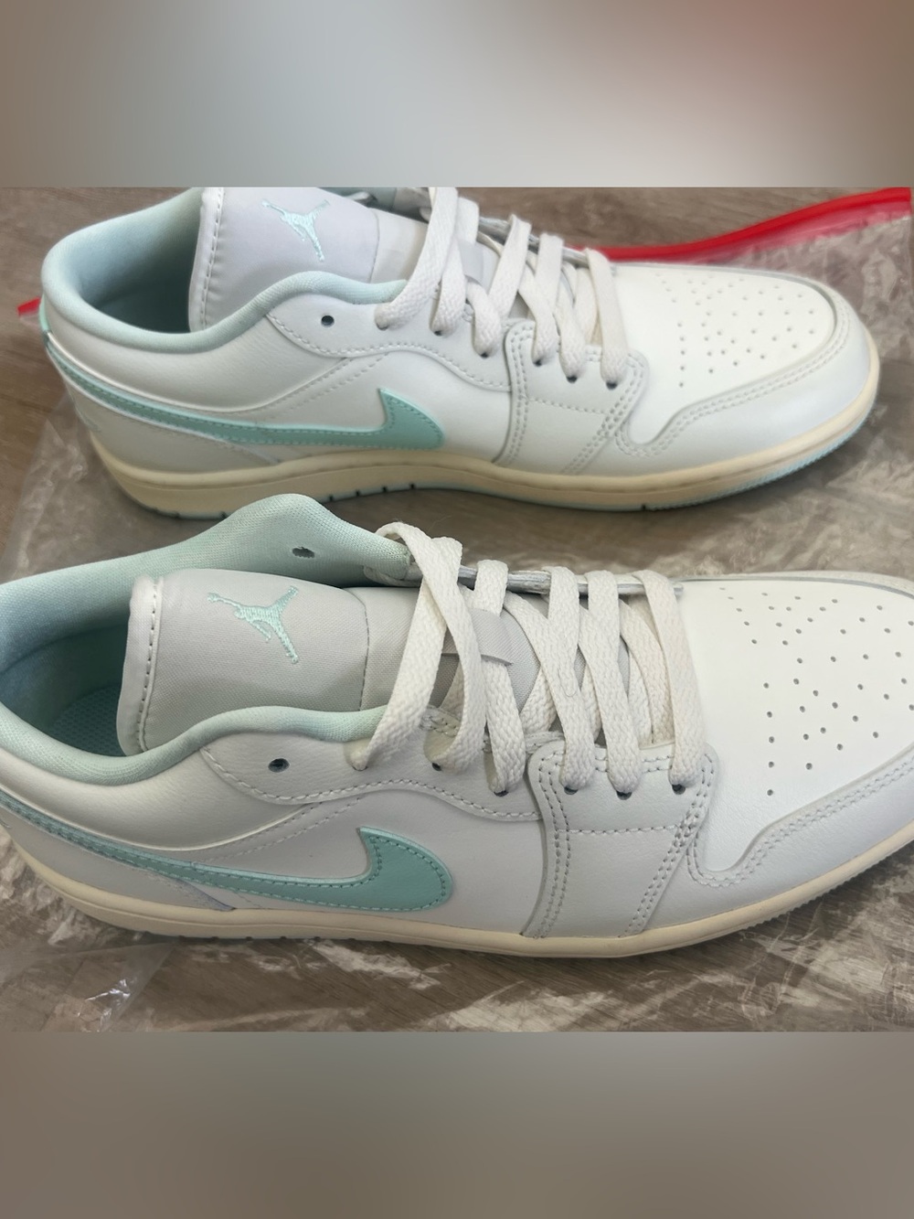 WOMEN'S Size 10/M 8.5. AIR JORDAN RETRO 1 LOW CASUAL. OFF White and Mint
